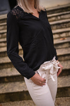 Charger l&#39;image dans la galerie, Blouse noire avec dentelle épaule
